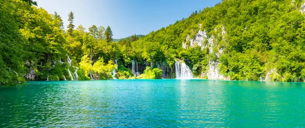 Hırvatistan 'ın Plitvice göllerindeki şelale manzarası. Taze doğanın panoramik manzarası, mavi su ve yeşil ağaçlar.