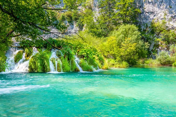 Utsikt Över Vattenfallet Vid Plitvicesjöarna Kroatien Panoramautsikt Över Frisk Natur — Stockfoto