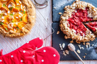 Kayısı ve çilek galeti ahşap masaya yerleştirildi..