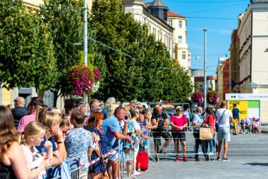 Brno, Çek Cumhuriyeti - 10.9.2021: İnsanlar Brno Meydanı 'ndaki polis söz törenini ziyaret ediyor (Namesti Svobody)