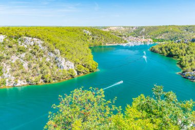 Hırvatistan 'ın Krka nehrinin üzerindeki Higway. Sibenik ve Skradin şehri yakınlarındaki ünlü köprüden görüntü. Teknesi ve yatı olan nehir..