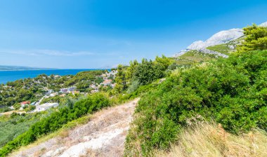 Baska Voda, Hırvatistan - kıyı, deniz ve dağların manzarası. Meşhur seyahat yeri.