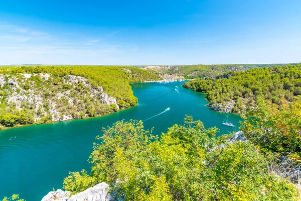 Hırvatistan 'ın Krka nehrinin üzerindeki Higway. Sibenik ve Skradin şehri yakınlarındaki ünlü köprüden görüntü. Teknesi ve yatı olan nehir..