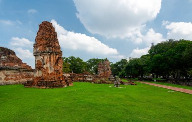 Tayland 'daki Ayutthaya tarihi parkında antik stupa kuleleri. Güneşli bir günde mavi gökyüzü altında eski Siyam başkentinin kalıntıları. Kültürel mirası ve Budist tarihi olan ünlü bir seyahat merkezi..