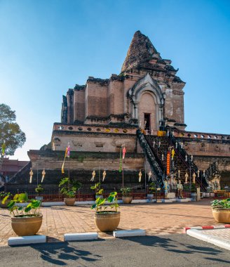 Wat Chedi Luang tapınağının harabeleri Chiang Mai Tayland 'da. Tarihi bir ahşap tuğla yapı, açık gökyüzü altında Budist mimarisi ve kültürel mirası sergiliyor..