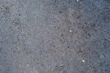 Küçük gözenekli gri beton döşeme dokusu ve gömülü taşlar, soyut endüstriyel arkaplan, tasarım için tarafsız yüzey, inşaat malzemesi ve asgari şehir konsepti