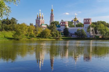 Yazın Novodevichy Manastırı. Rus Barok 'u. 16. yüzyıl. UNESCO Dünya Mirası Alanı. Rusya, Moskova