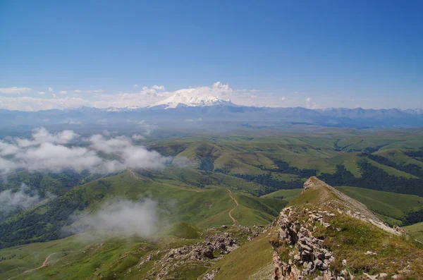 Nad Chmurami Niesamowity Widok Zieloną Dolinę Śnieżną Górę Elbrus Łańcuchy — Zdjęcie stockowe