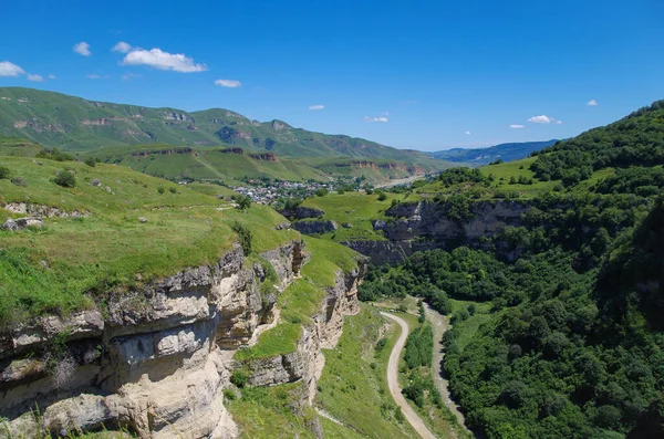 Tyzyl Gorge Yukarısında Güneşli Bir Günde Dağlık Arazinin Nehir Vadisinin Telifsiz Stok Imajlar