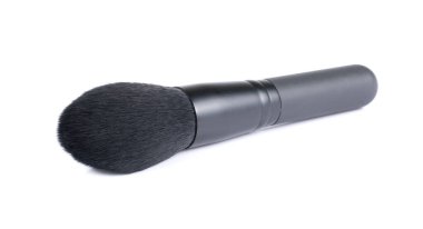 Beyaz arkaplanda siyah makyaj fırçaları izole