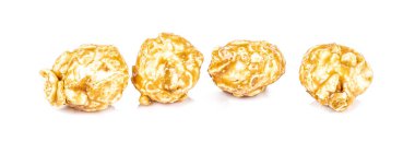 Beyaz arkaplanda karamelli patlamış mısır