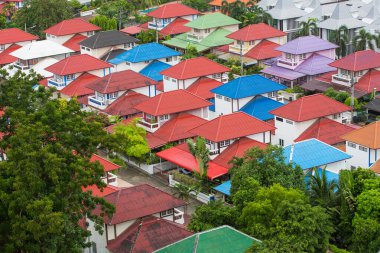 Otelin ve otelin güzel beyaz çatısı