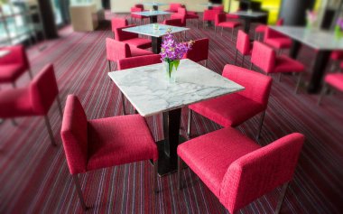 Otelde dinlenmek için masa ve sandalye hazır.