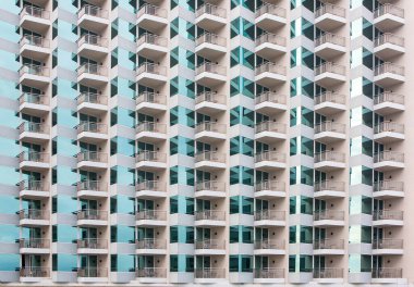 Balkon kapısı pencereleri otel binası düzenli ve temiz..