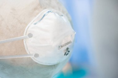 Mavi arka planda virüs ve Başbakan 2.5 'a karşı maske