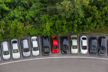 Otoparkın yüksek açısı.