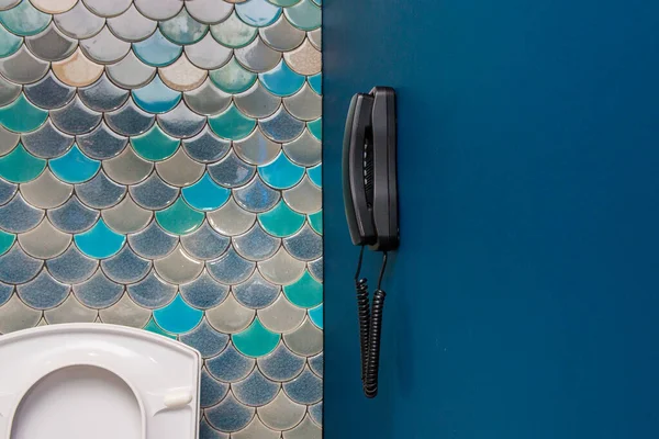 青の壁にレトロなスタイルのプッシュボタン電話 — ストック写真