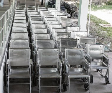 Hastanedeki yaşlı hastalar için tekerlekli sandalye deposu