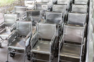 Hastanedeki yaşlı hastalar için tekerlekli sandalye deposu