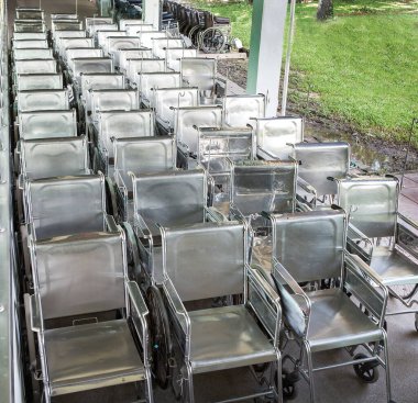 Hastanedeki yaşlı hastalar için tekerlekli sandalye deposu