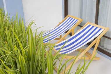 Rahatlatıcı bir tatil için havuz alanında bir yatak..