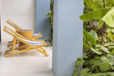 Rahatlatıcı bir tatil için kumlu bir sahil yatağı.