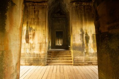Angkor Wat 'ı çevreleyen düşük kabartmalar Khmer İmparatorluğu' na ait. Angkor Thom 'un merkezinde yer alıyor.