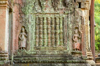 Ta Prohm Tapınağı etrafındaki Rock Salad Adası Khmer İmparatorluğu 'nun taş bir kalesidir. Phra Nakhon hendeğinden uzakta.