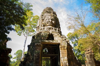 Bayon Kalesi, Khmer İmparatorluğu 'nun taş bir kalesidir. Angkor Thom 'un merkezinde yer alıyor.
