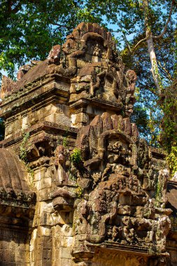 Angkor Wat 'ın etrafındaki oyma kalıp Khmer İmparatorluğu' na ait. Angkor Thom 'un merkezinde yer alıyor.