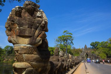 Angkor Thom Kalesi çevresindeki köprü Khmer İmparatorluğu 'na aitti. Angkor Thom 'un merkezinde yer alıyor.