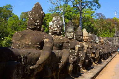 Angkor Thom Kalesi çevresindeki köprü Khmer İmparatorluğu 'na aitti. Angkor Thom 'un merkezinde yer alıyor.