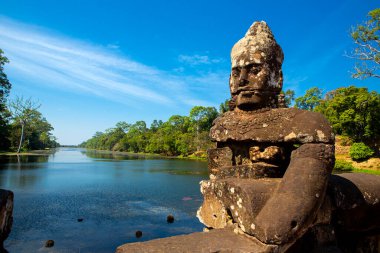 Angkor Thom Kalesi çevresindeki köprü Khmer İmparatorluğu 'na aitti. Angkor Thom 'un merkezinde yer alıyor.