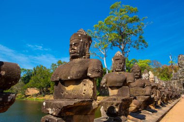 Angkor Thom Kalesi çevresindeki köprü Khmer İmparatorluğu 'na aitti. Angkor Thom 'un merkezinde yer alıyor.