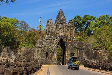 Angkor Thom Kalesi çevresindeki köprü Khmer İmparatorluğu 'na aitti. Angkor Thom 'un merkezinde yer alıyor.