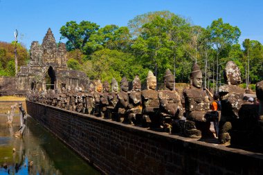Angkor Thom Kalesi çevresindeki köprü Khmer İmparatorluğu 'na aitti. Angkor Thom 'un merkezinde yer alıyor.