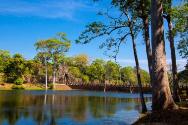 Angkor Thom Kalesi çevresindeki köprü Khmer İmparatorluğu 'na aitti. Angkor Thom 'un merkezinde yer alıyor.