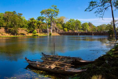 Angkor Thom Kalesi çevresindeki köprü Khmer İmparatorluğu 'na aitti. Angkor Thom 'un merkezinde yer alıyor.