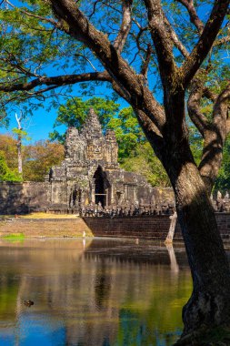 Angkor Thom Kalesi çevresindeki köprü Khmer İmparatorluğu 'na aitti. Angkor Thom 'un merkezinde yer alıyor.