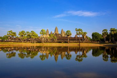 Angkor Wat, Khmer İmparatorluğu 'nun güzel bir taş kalesidir. Angkor Thom 'un merkezinde yer alıyor.
