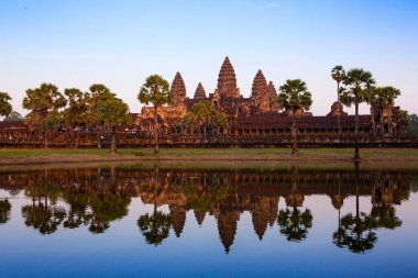 Angkor Wat, Khmer İmparatorluğu 'nun güzel bir taş kalesidir. Angkor Thom 'un merkezinde yer alıyor.