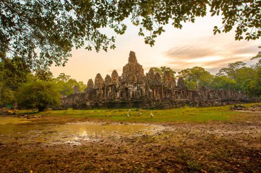 Bayon Kalesi, Khmer İmparatorluğu 'nun taş bir kalesidir. Angkor Thom 'un merkezinde yer alıyor.