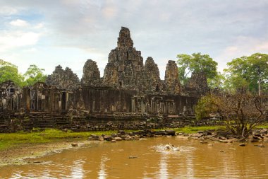 Bayon Kalesi, Khmer İmparatorluğu 'nun taş bir kalesidir. Angkor Thom 'un merkezinde yer alıyor.