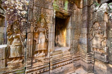 Bayon Kalesi 'ni çevreleyen kabartmalar Khmer İmparatorluğu' na ait. Angkor Thom 'un merkezinde yer alıyor.