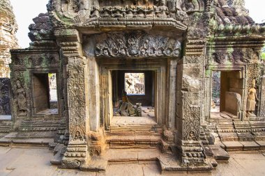 Bayon Kalesi, Khmer İmparatorluğu 'nun taş bir kalesidir. Angkor Thom 'un merkezinde yer alıyor.