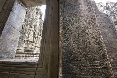 Bayon Kalesi 'ni çevreleyen kabartmalar Khmer İmparatorluğu' na ait. Angkor Thom 'un merkezinde yer alıyor.