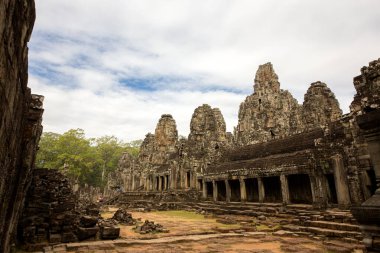 Bayon Kalesi, Khmer İmparatorluğu 'nun taş bir kalesidir. Angkor Thom 'un merkezinde yer alıyor.