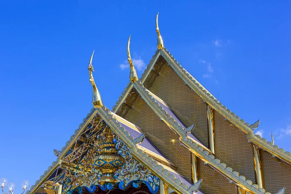 Telhado Igreja Templo Tailandês Decorado Com Painéis Vidro Manchado — Fotografia de Stock