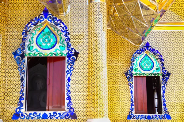Окна Храмов Таиланда Украшены Витражами — стоковое фото