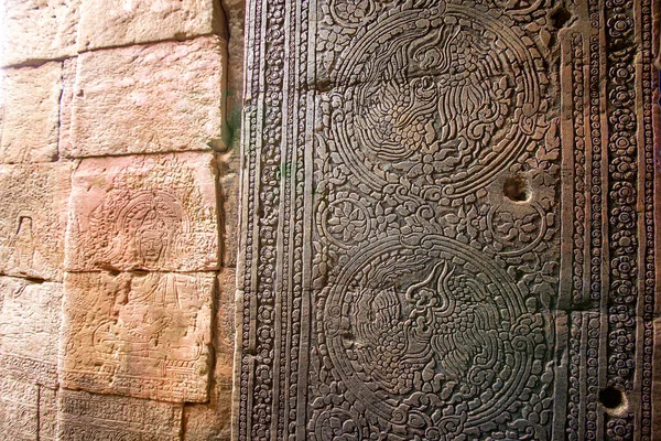 バイヨン城を囲む低いレリーフ彫刻はクメール帝国のものである アンコール トムの中心部に位置 — ストック写真